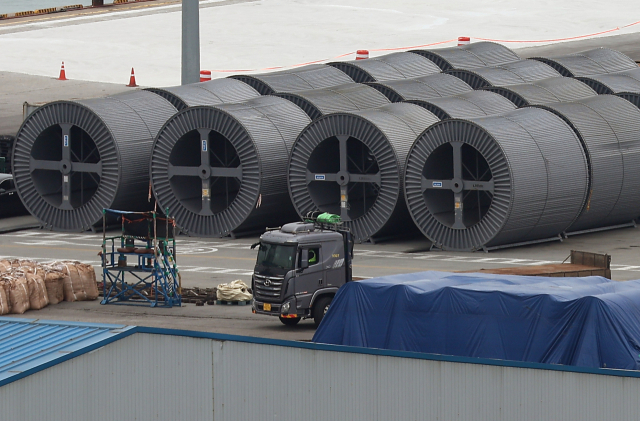 경기도 평택시 평택항에 철강 제품이 쌓여 있다. 연합뉴스