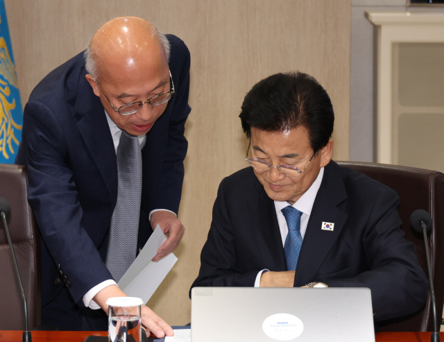 정동영 통일부 장관(오른쪽)과 조원철 법제처장이 4일 용산 대통령실에서 열린 국무회의에서 대화하고 있다. 연합뉴스