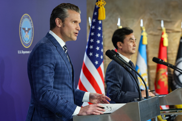 피트 헤그세스 미국 국방부(전쟁부) 장관이 4일 서울 용산 국방부 청사에서 열린 제57차 한미 안보협의회의(SCM) 공동기자회견에서 취재진의 질문에 답하고 있다. 오른쪽은 안규백 국방부 장관. 연합뉴스