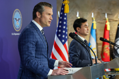 미 국방장관 “한국 핵추진잠수함 도입 적극 지원”
