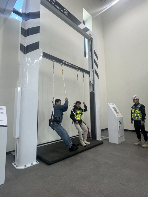 참가자들이 안전대 추락상황을 가정한 안전사고 예방훈련을 하고 있다.