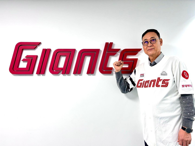 지난 2일 경기도 여주시 페럼클럽에서 열린 KPGA 투어 렉서스 마스터즈에서 우승을 차지한 김재호(위)와 아버지 김용희 롯데 2군 감독. 롯데 자이언츠 제공·연합뉴스