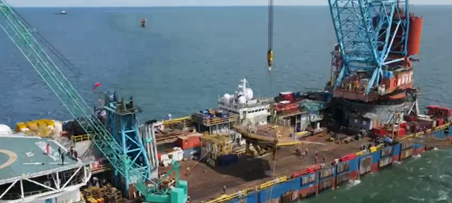 해양플랜트 서비스산업 예시. 구조물 선박 이적(캡처). 해수부 제공