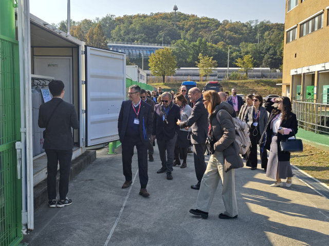 한국수자원공사 관계자(왼쪽)가 4일 경기도 성남정수장의 그린수소 실증시설을 찾은 스페인 카탈루냐 경제인협회 대표단에 운영 설비에 대해 설명하고 있다. 해당 설비는 생산된 수소를 운송하는 배관의 잔여물을 안전하게 처리하는 설비이다. 수자원공사 제공