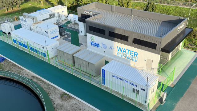 경기도 성남정수장에 있는 그린수소 실증시설의 전경. 그린수소 실증시설은 기후에너지환경부와 협력해 구축한 국내 최초의 수력 연계형 그린수소 생산시설로, 소수력 발전기 2기(700kW)를 활용해 하루 18t(톤)의 물을 전기분해해 수소 승용차 약 40대를 충전할 수 있는 188kg의 수소를 생산한다. 수자원공사 제공