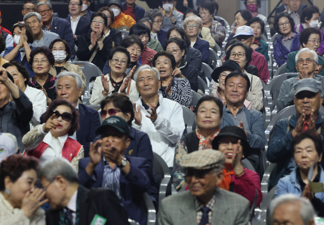 지난달 2일 서울 중구 장충체육관에서 열린 서울시 노인의날 기념식에서 참석자들이 박수를 치고 있다. 연합뉴스