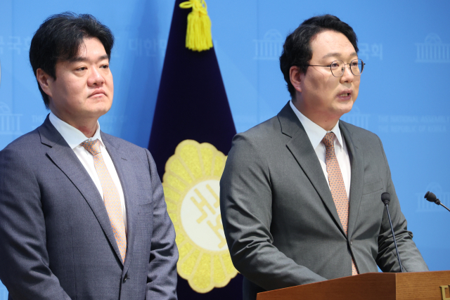 개혁신당 천하람 의원이 5일 서울 여의도 국회 소통관에서 10.15 부동산 대책의 위법성을 지적하는 기자회견을 하고 있다. 연합뉴스