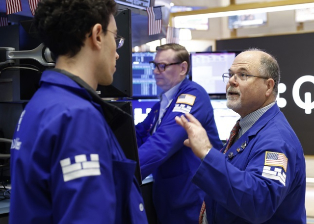 사진은 미국 뉴욕증권거래소에서 일하는 트레이더들 모습. 연합뉴스