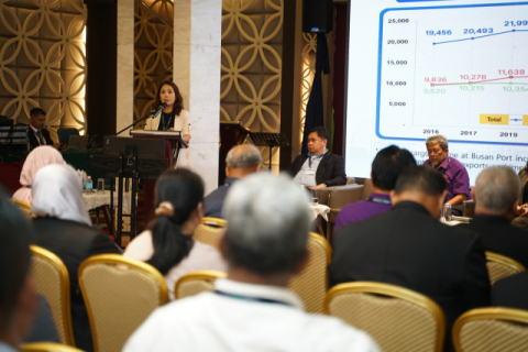 보르네오 국제해양주간에서 발표 중인 BPA 동남아대표부 박은경 대표