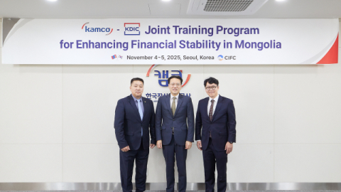 2025년 11월 4일부터 5일까지 진행된「몽골 금융안정성 강화를 위한 공동 초청연수」에서 이종국 캠코 기업지원부문 총괄이사(사진 가운데)와 엥크트루 민주어 몽골자산관리공사 사장(사진 오른쪽) 및 게렐트-오드 훈바트 몽골예금보험공사 경영지원실장(사진 왼쪽)이 기념사진을 촬영하고 있다.