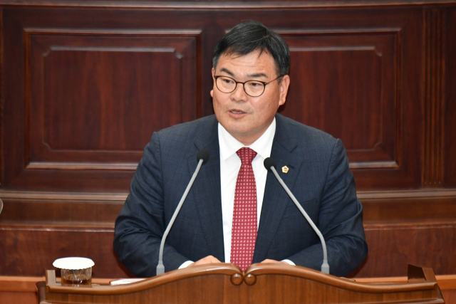 경남도의회 허동원 의원은 지난 4일 정례회 본회의에서 긴급현안질문을 신청해 SK오션플랜트 지분 매각 사태를 짚었다. 사무국 제공