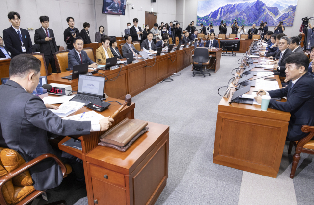 29일 국회에서 열린 운영위원회 전체 회의에서 2025년도 국정감사 기관 증인 채택의 건이 여야 표결을 통해 통과되고 있다. 연합뉴스