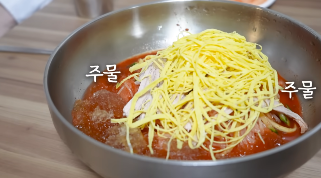 삼성밀면 시그니처 메뉴인 주물럭 밀면. 유튜브 ‘규현’ 캡처