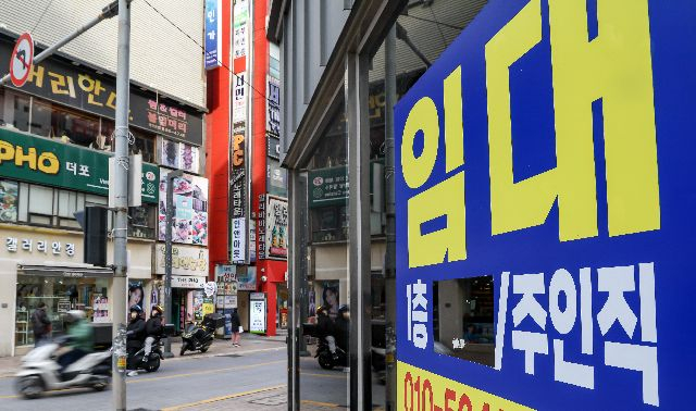 부산 부산진구 서면 상권 일대 곳곳에 임대 안내문이 붙어 있다. 김종진 기자 kjj1761@