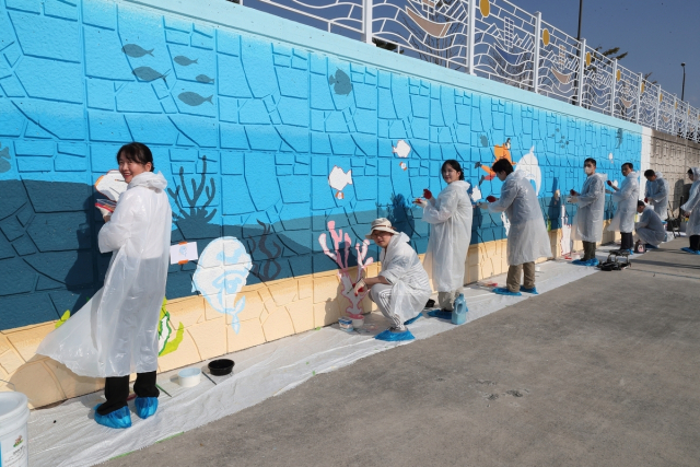 한국석유공사는 5일 울산 강양항 인근 어촌마을에서 임직원들이 대한적십자사와 협업해 '어촌에 희망을 입히는 벽화 그리기' 봉사활동을 진행했다고 밝혔다. 석유공사 제공