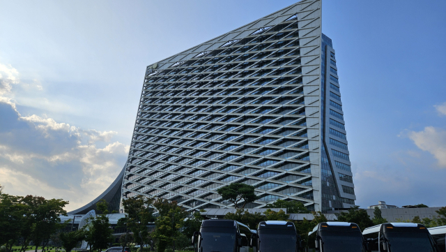 경남진주혁신도시에 있는 한국토지주택공사(LH) 전경. 지난 2015년 5월 본사 이전 후 10년 차를 맞았다. 김현우 기자 khw82@