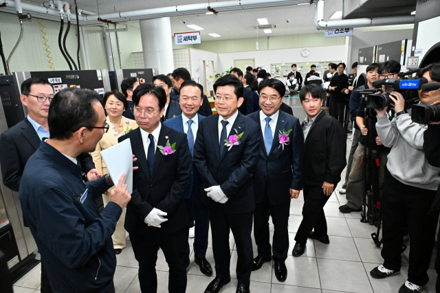 김영훈 고용노동부 장관은 5일 부산 강서구 ‘동백일터클리닝’을 방문했다. BNK금융 제공