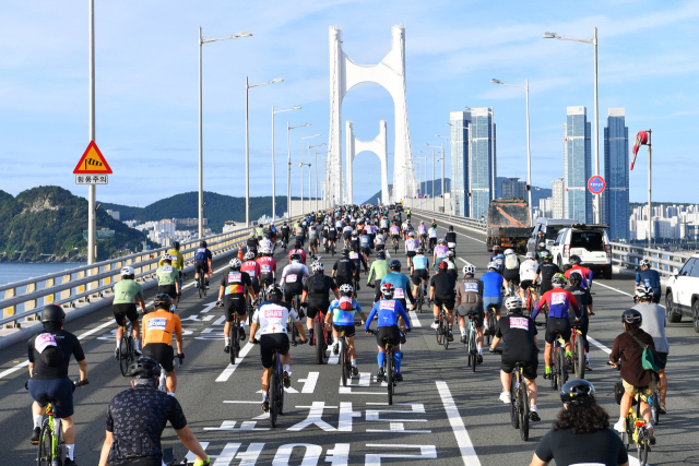 지난 9월 부산 광안대교 위에서 열린 ‘세븐브릿지 투어’ 개막식. 부산의 7대 교량을 잇는 새로운 관광 코스로 첫선을 보였다. 부산시 제공