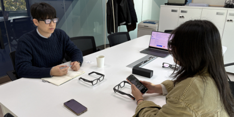 [르포] 중국어 들리자 눈앞에 한국어 자막… ‘AI 통번역 안경’ 대학가 상륙