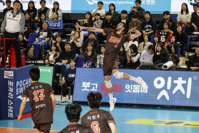 OK 읏맨 디미트로프가 지난 21일 삼성화재전에서 강타를 날리고 있다. OK저축은행 제공