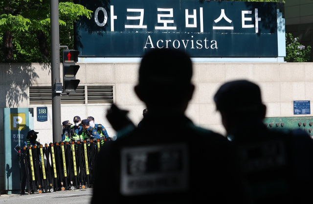서울 서초구 아크로비스타 앞에서 경찰들이 근무를 서고 있는 모습. 연합뉴스