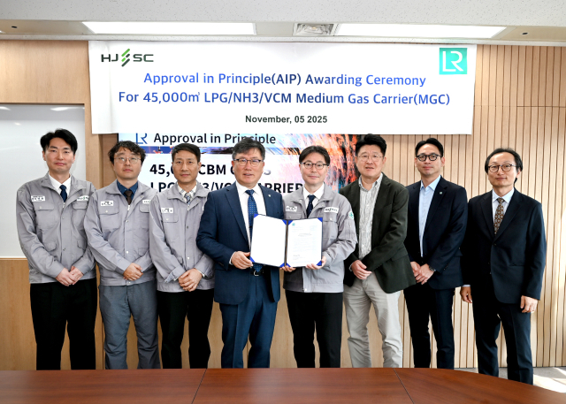 지난 5일 HJ중공업은 영국 로이드선급으로부터 4만 5000㎥급 중형 LPG·암모니아 운반선의 ‘기본설계승인’을 받았다. HJ중공업 제공