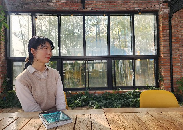 부산 서정아 작가의 소설집 <우리는 오로라를 기다리고>가 올해 백신애문학상에 선정됐다. 사진은 <우리는 오로라를 기다리고>를 출간 후 부산일보 취재진과 인터뷰하던 모습. 부산일보DB