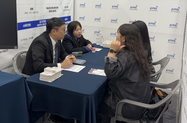 6일 열린 세종청년취업박람회의 농정원 채용상담 부스를 찾은 청년 구직자들. 농정원 제공