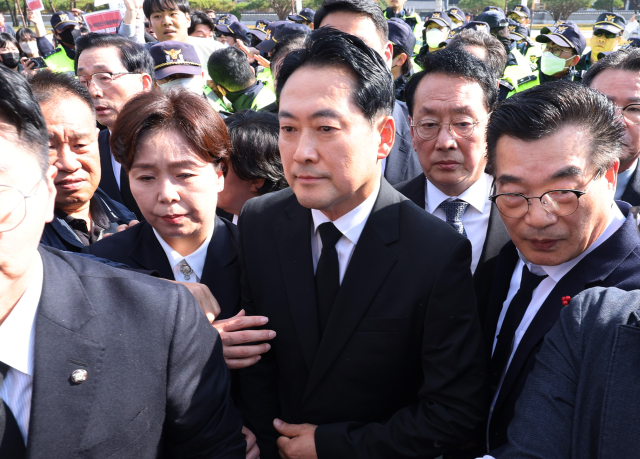 국민의힘 장동혁 대표가 6일 광주 북구 국립5·18민주묘지에서 시민단체의 항의에 참배하지 못한 채 발길을 돌리고 있다. 연합뉴스
