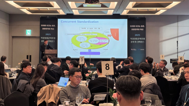 6일 오후 그랜드 인터컨티넨탈 서울 파르나스 5층 ROSE룸에서 열린 ‘2025 사실상표준화포럼 총회 및 콘퍼런스’에서 국제전기전자표준협회(IEEE-SA) 집행이사인 박기식 인본정책연구원장이 기조연설을 하고 있다. KTL 제공