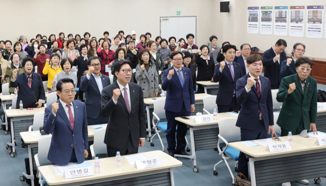 시민단체로서 해양수도, 해양강국 추진에 관한 민관협치 역할을 맡을 ‘해양수도해양강국 시민과함께’가 6일 출범했다. 출범식에서 참가자들이 해양수도와 해양강국을 염원하는 구호를 외치고 있다. 부산시 제공
