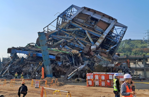 [영상] 울산 동서발전 보일러 타워 붕괴 사고, 철제 구조물 얽혀 구조 난항