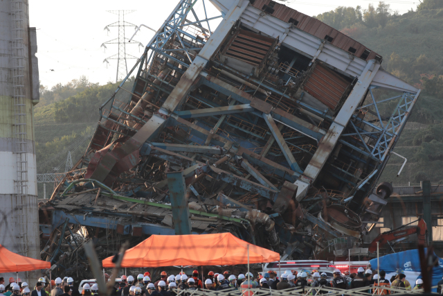 6일 오후 울산 남구 동서발전 울산화력발전소 붕괴 사고 현장. 이날 오후 2시 2분 60m 높이의 5호기 보일러 타워가 붕괴해 작업자 7명이 매몰됐다. 무너져 내린 보일러 타워가 형체를 알아보기 힘들 정도로 엿가락처럼 휘어 참혹했던 당시 상황을 보여주고 있다. 독자 제공
