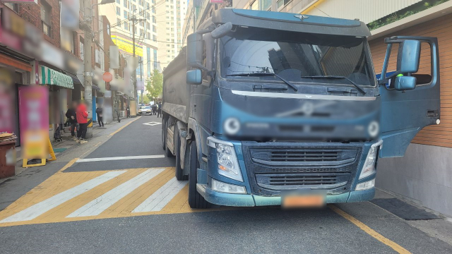 26일 부산 수영경찰서에 따르면 이날부터 1년간 호암로 일대에 4.5t 이상 화물차 통행이 제한된다. 앞서 이곳에서는 지난 6일 60대 보행자가 화물차에 치여 숨지는 사고가 발생했다. 사진은 사고 당시 화물차 모습. 부산 수영경찰서 제공