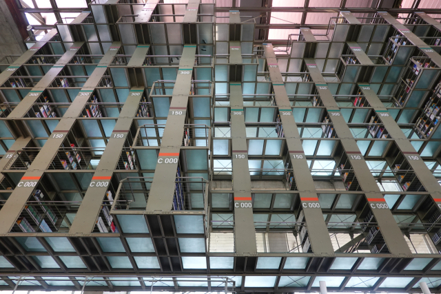 공중에 부유하듯 매달려 있는 서가. 이상훈 제공