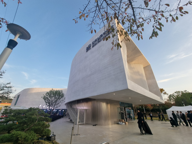 진주실크박물관이 6일 개관식을 열고 운영에 들어갔다.