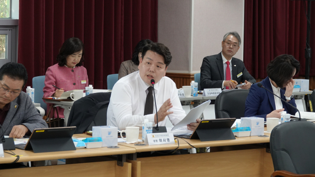 경남도의회 이시영 의원이 지난 5일 행정사무감사에서 질의하고 있다. 경남도의회 제공