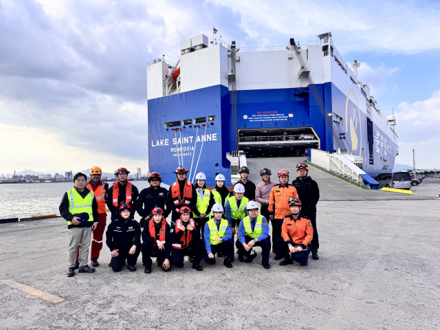 울산항만공사(UPA)는 지난 4일 자동차부두 및 울산본항 6부두 일원에서 지역내 긴급구조기관 대원들을 대상으로 자동차 운반선 승선교육을 실시했다. UPA 제공
