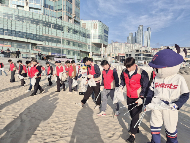 롯데그룹 임직원들이 해운대해수욕장에서 플로깅을 진행하고 있다. 롯데지주 제공