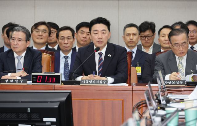 강훈식 대통령 비서실장이 6일 서울 여의도 국회에서 열린 운영위원회의 대통령비서실과 국가안보실, 대통령경호처 등에 대한 국정감사에서 위원 질의에 답하고 있다. 연합뉴스