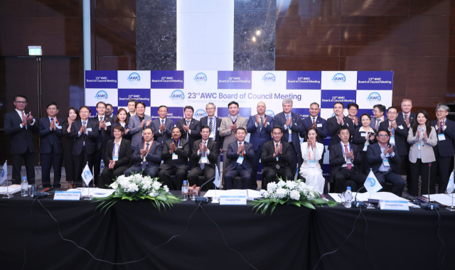 지난 5일 베트남 하노이에서 열린 제23차 아시아물위원회 이사회에서 주요 참석자들이 기념사진을 촬영하고 있다(앞줄 가운데 윤석대 한국수자원공사 사장). 수자원공사 제공