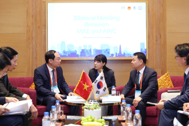 5일 베트남 하노이에서 열린 제23차 아시아물위원회 이사회에 앞서 사전 환담으로 윤석대 한국수자원공사 사장(오른쪽)이 레 콩 탄(Le Cong Thanh) 베트남 농업환경부 차관(왼쪽)과 물 분야 협력 방안을 논의하고 있다. 수자원공사 제공