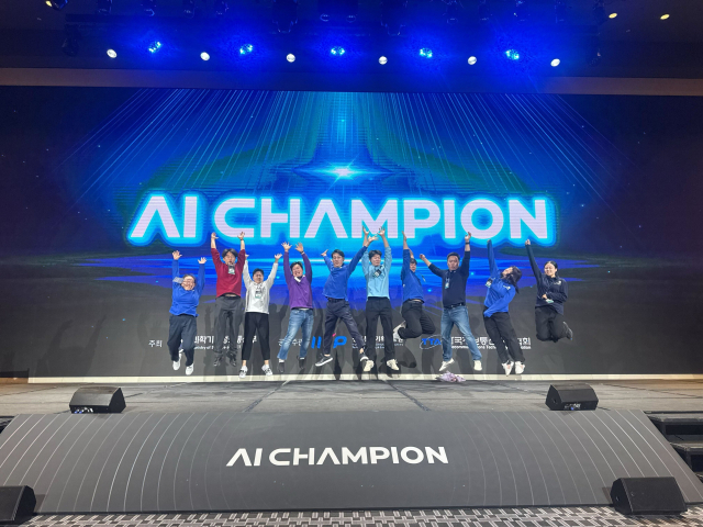 ‘2025 AI 챔피언 대회 시상식’에서 우승 후 AutoPhone 팀의 기념사진. KAIST 제공