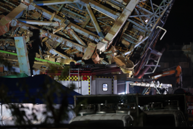 6일 오후 울산시 남구 용잠동 한국동서발전 울산발전본부 울산화력발전소 보일러 타워 붕괴 사고 현장에서 야간작업이 이어지고 있다. 이 사고로 2명이 구조됐고 7명이 매몰된 것으로 추정된다. 연합뉴스