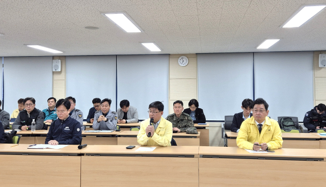 김성환 기후에너지환경부 장관과 김영훈 고용노동부 장관은 7일 오전 사고수습상황실(안전보건공단 울산지역본부)에서 울산화력발전소 붕괴사고 중앙사고수습본부 2차 회의를 개최해 전날 밤 구조상황을 점검하고, 조속한 매몰자 구조 및 기관별 지원방안 등을 논의했다. 기후부 제공