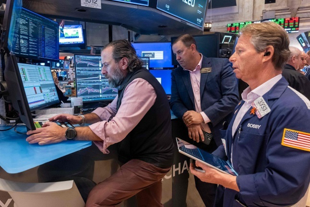 사진은 6일(현지시간) 뉴욕증권거래소의 트레이더들. 연합뉴스