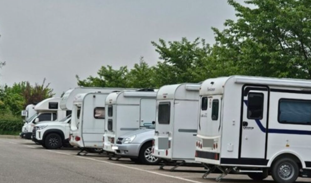 한 무료 공영주차장에 장기 주차된 캠핑카들. 사진 캡처
