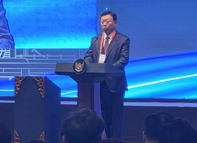 지난 6일(현지시간) 인도네시아 자바섬 서부에 있는 반텐주 칠레곤에서 열린 롯데케미칼 석유화학단지 준공식에서 신동빈 롯데그룹 회장이 축사하고 있다. 연합뉴스