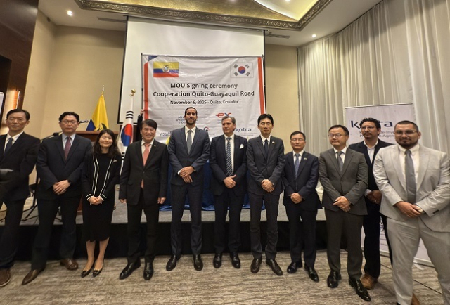 6일(현지시간) 에콰도르 키토에서 임찬수 한국도로공사 해외사업처장(왼쪽에서 네 번째), 로베르토 루케 누케스 인프라교통부 장관(왼쪽에서 다섯 번째) 및 관계자들이 기념 촬영을 하고 있다. 한국도로공사 제공
