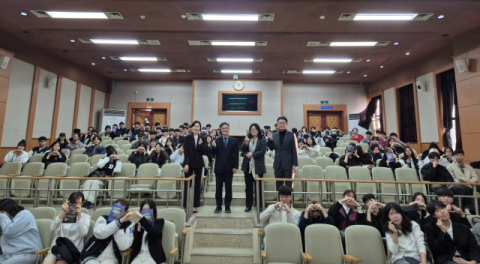 ‘제2회 석당인재학부 모의재판’에 참여한 교수와 학생들이 기념촬영을 하고 있다.